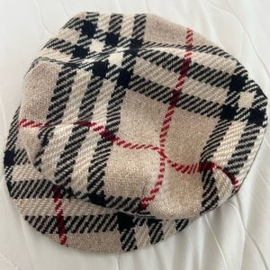 Burberry Wool Cap M
*make up stain on the interior of cap.
No returns/refunds